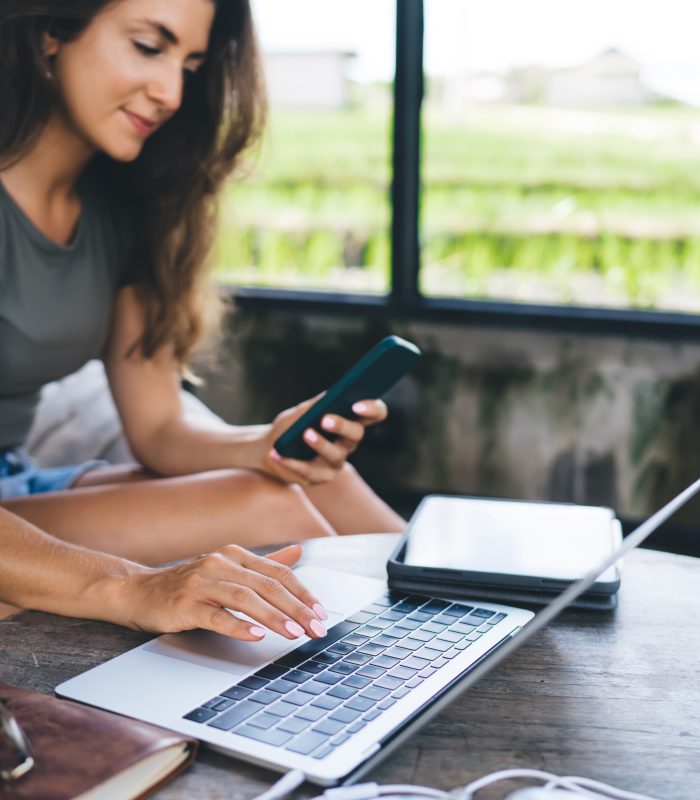 Side,View,Of,Crop,Young,Female,With,Smartphone,In,Hand